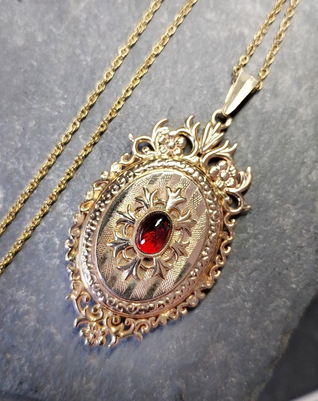 Vintage 9ct GOLD Ornate Locket Necklace on 20" Chain - 8g