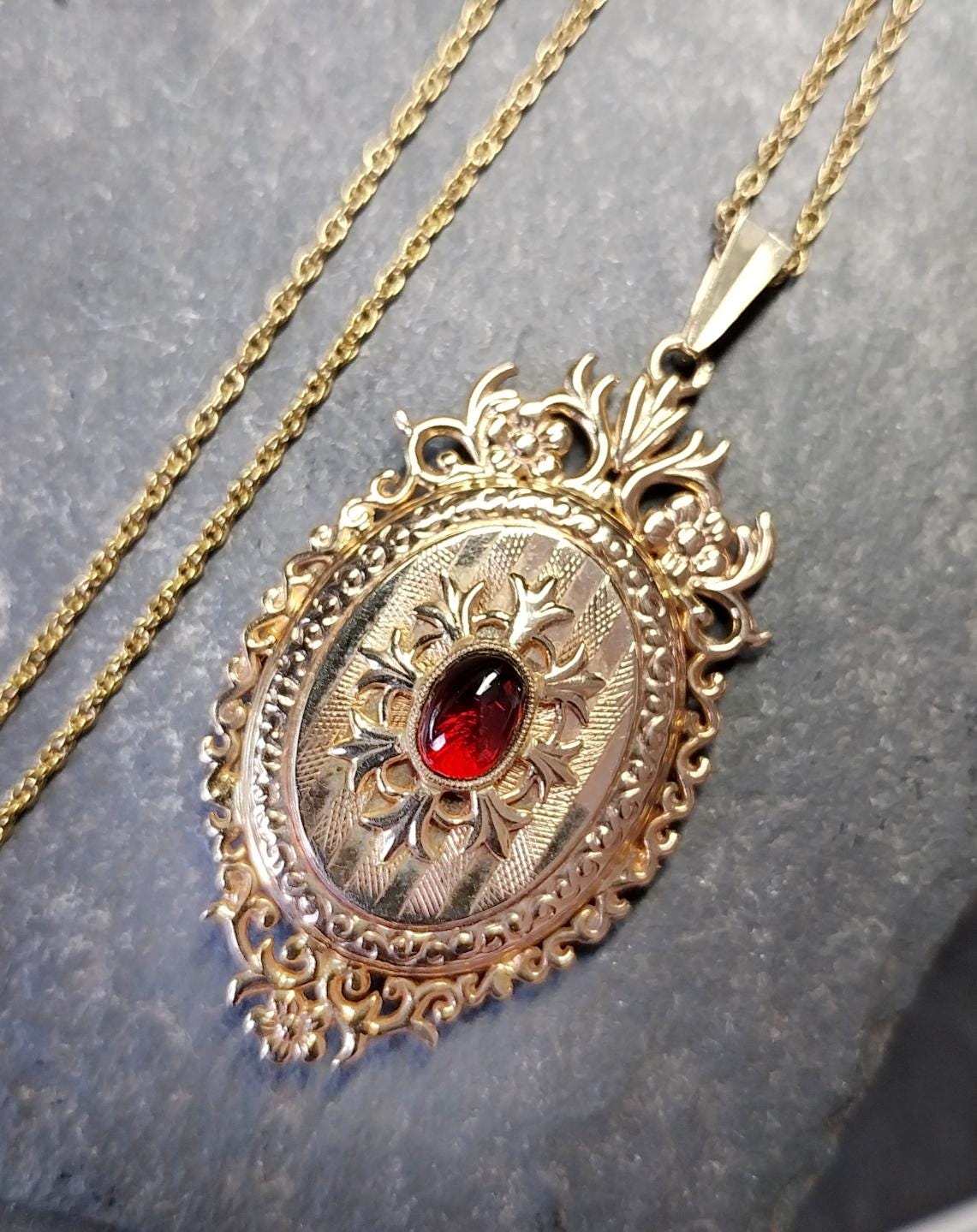 Vintage 9ct GOLD Ornate Locket Necklace on 20" Chain - 8g