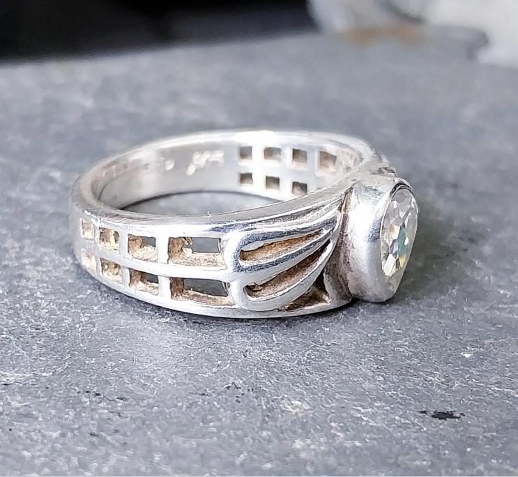 Sterling Silver Ring with clear stone - uk size N 1/2 (Us size 7) - 4.9g
