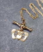 Vintage 9ct GOLD Celtic CLADDAGH T-BAR Necklace, on 20" Gold Chain - 1.8g