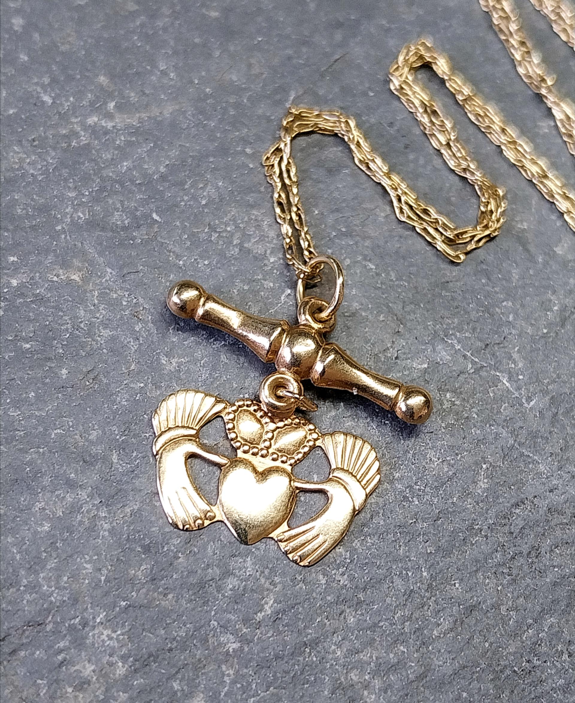 Vintage 9ct GOLD Celtic CLADDAGH T-BAR Necklace, on 20" Gold Chain - 1.8g