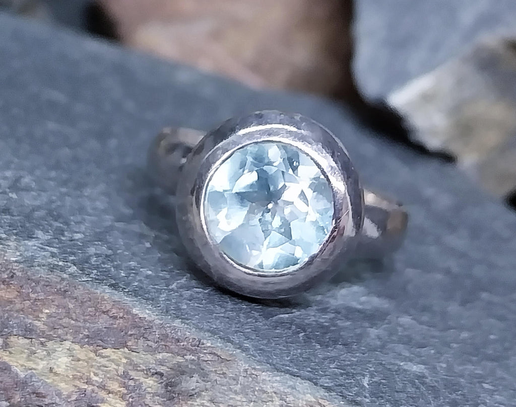 Vintage Blue Topaz RING - Sterling Silver- uk size M (us 6) - 5.4g