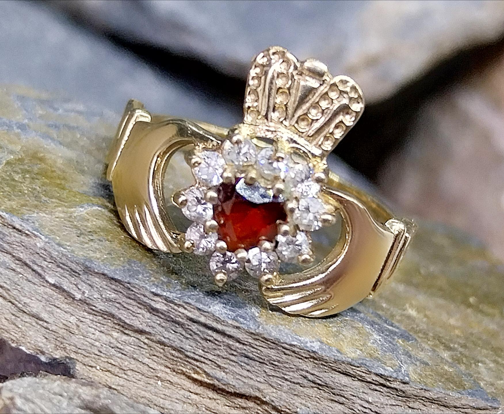 9ct GOLD CLADDAGH Ring with Red Garnet GemStones - Size uk L (5.5) - 2.1g
