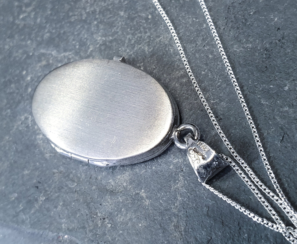 Vintage Oval SILVER LOCKET with Diamond Criss Cross design on 20" Chain - 6.2g