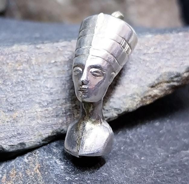 Vintage Silver Egyptian Pharaoh Head Nefertiti Bust Charm or Pendant - 1.3g