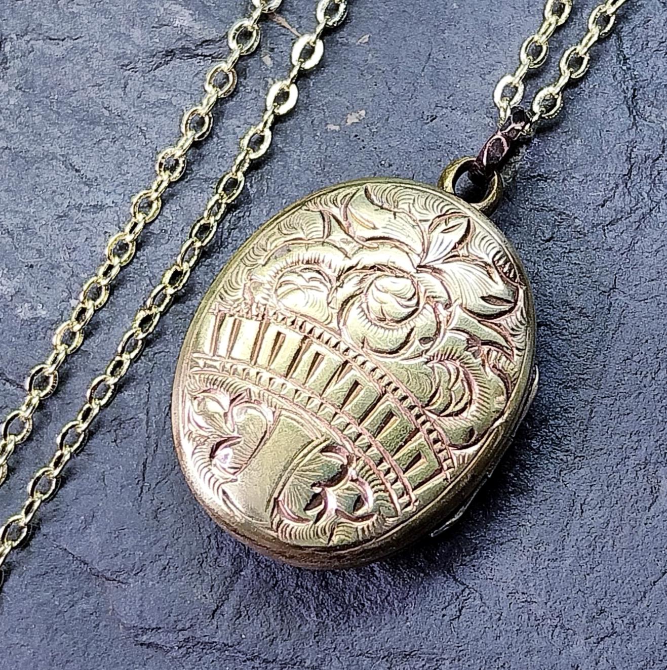 ANTIQUE Oval LOCKET - Pinchbeck Gilt on 18" Chain - 7.6g