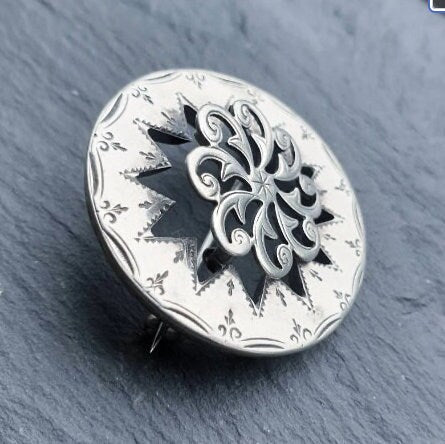 ANTIQUE SILVER BROOCH - Moving centre Spiral Star - Victorian 5.3g