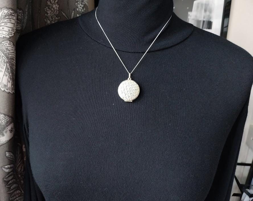 Large Silver Circular LOCKET with Four Leaf Clover Pattern on 18" Chain - 5.7g