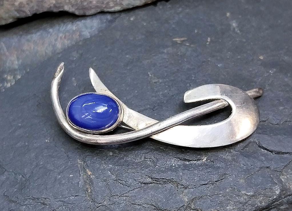 SILVER MODERNIST Brooch with Blue Agate Cat eye gemstone - 7.7g