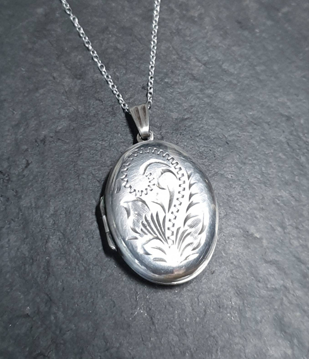 Vintage OVAL SILVER LOCKET - Fauna Pattern with 20" Chain - 6g