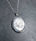 Vintage OVAL SILVER LOCKET - Fauna Pattern with 20" Chain - 6g