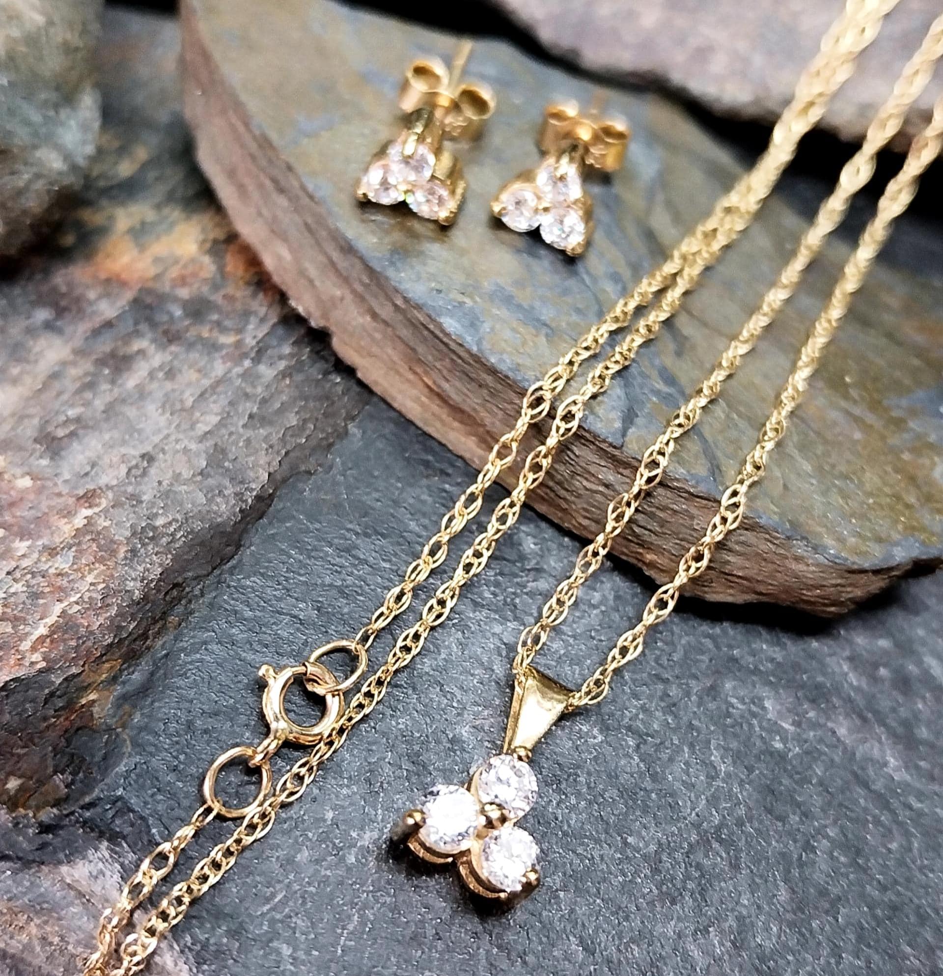 Vintage 9ct GOLD Shamrock Clover Pendant Necklace & Earrings - 2.5g