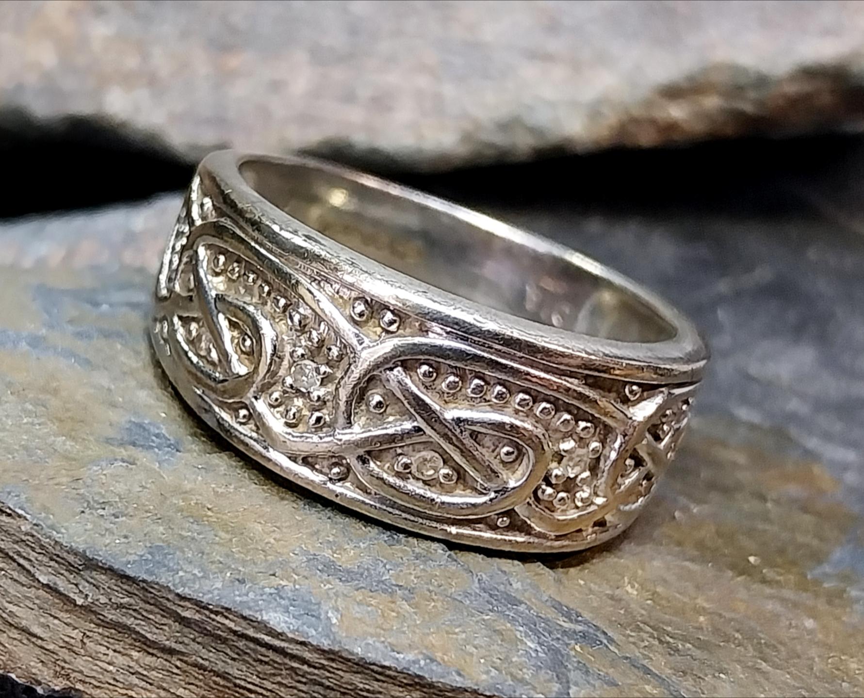 9ct GOLD CELTIC Diamond BAND Ring - Hallmarked - Size S (us 9) - 6g