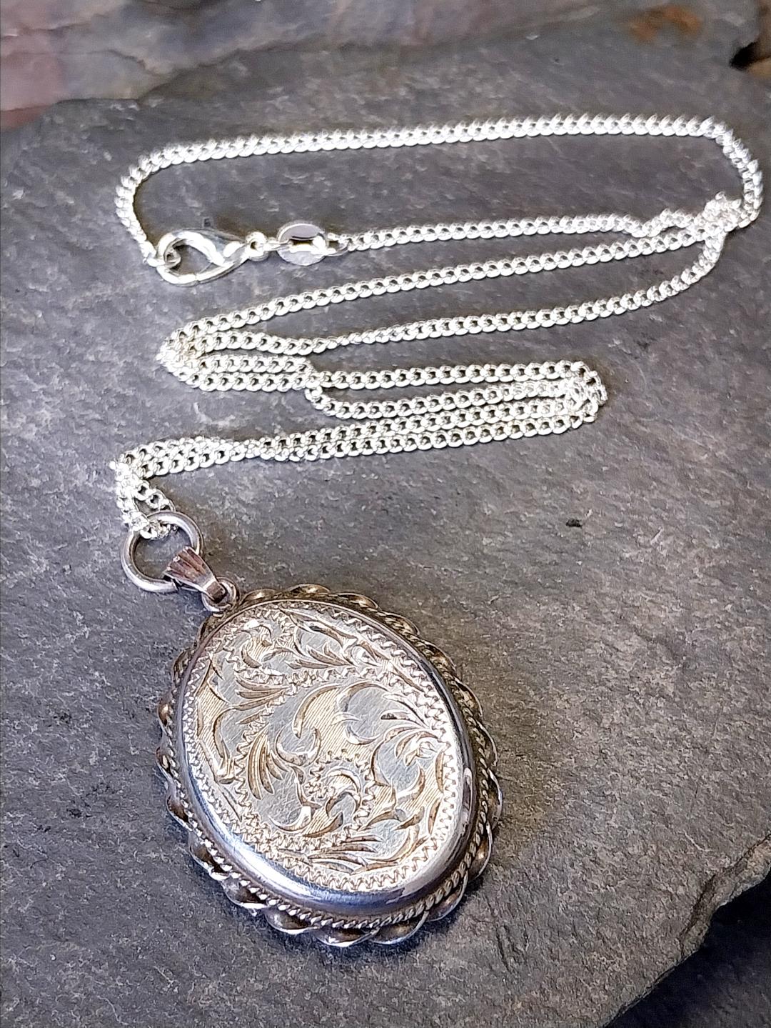 Large Sterling SILVER Oval LOCKET - Double Sided with 20" Chain - 12.1g