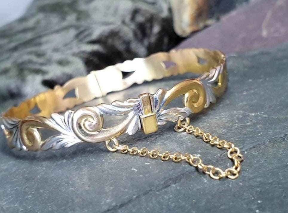 Vintage 9ct Rolled GOLD BANGLE - Beautiful Scroll with Safety Chain - 11.6g
