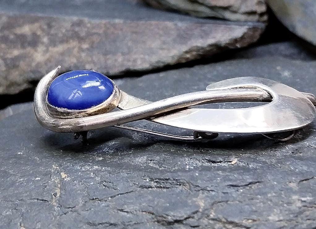 SILVER MODERNIST Brooch with Blue Agate Cat eye gemstone - 7.7g