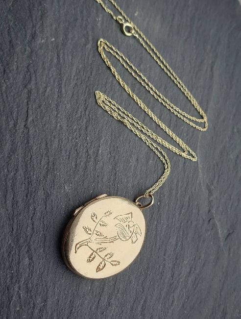 Beautiful vintage 9ct GOLD Single Rose Locket on 20" Chain - 6.7g