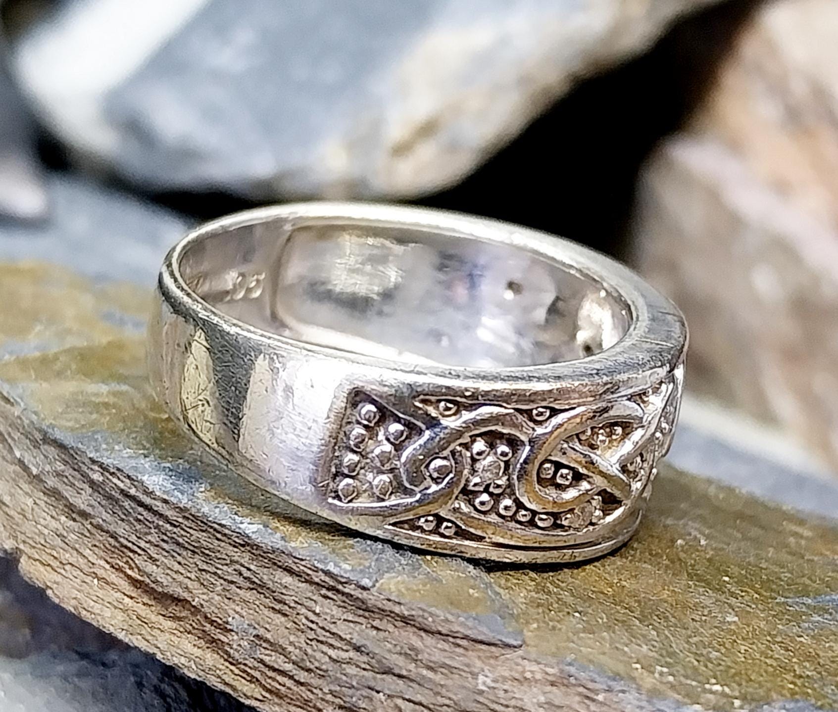 9ct GOLD CELTIC Diamond BAND Ring - Hallmarked - Size S (us 9) - 6g