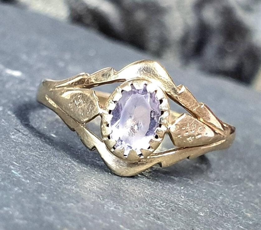 9ct GOLD Ring with Purple Lilac Amethyst  Size uk O (us 7) - 1.4g