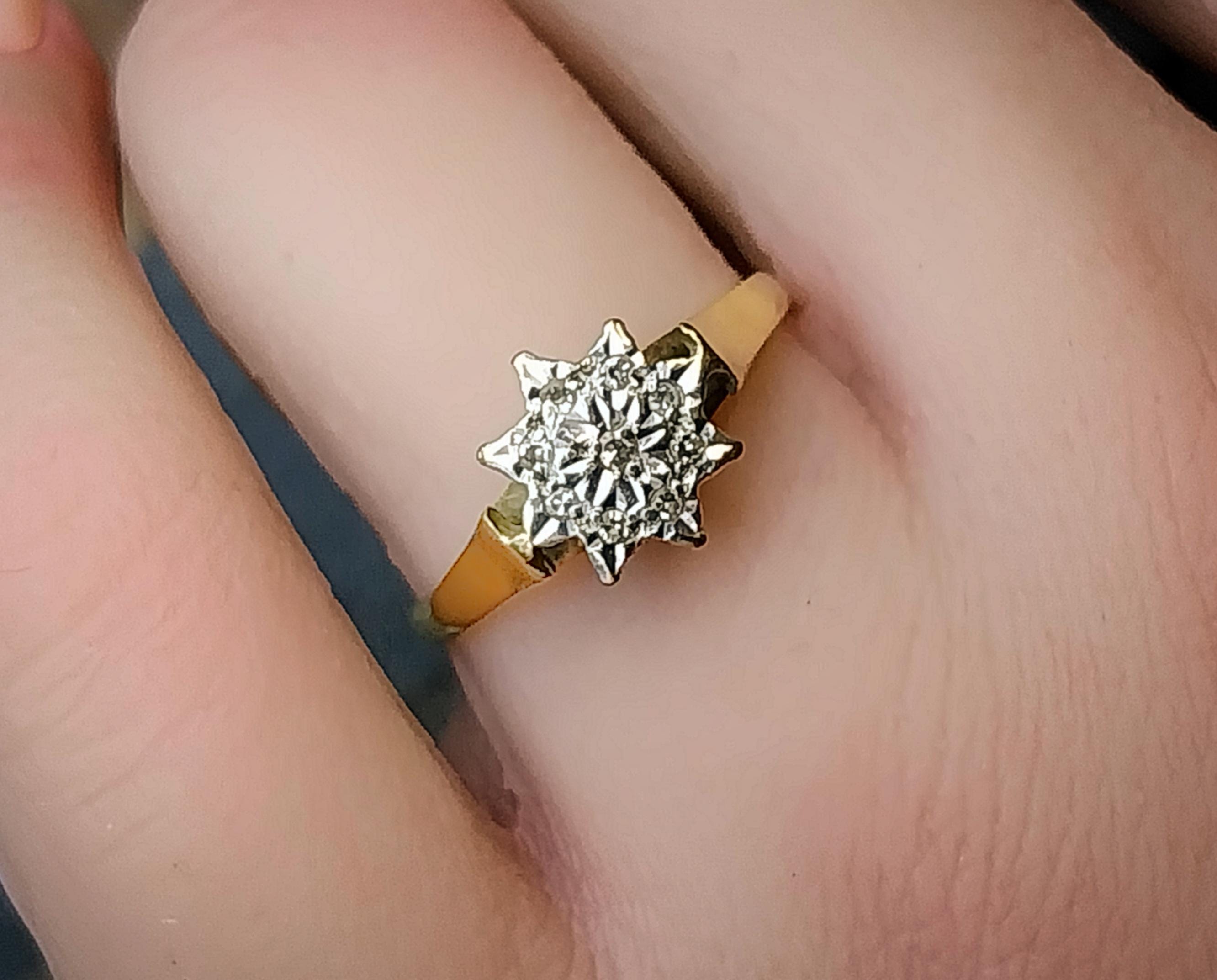 9ct GOLD DIAMOND Star Ring - Size uk M 1/2 (us 6.5) Hallmarked - 2.1g