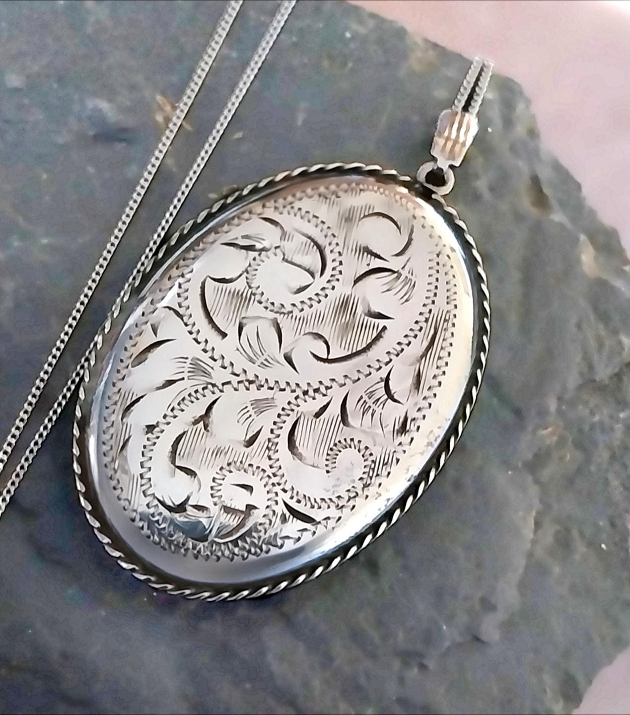 Sterling SILVER LOCKET - with Large Oval Rope Border on 20" Chain - 13g