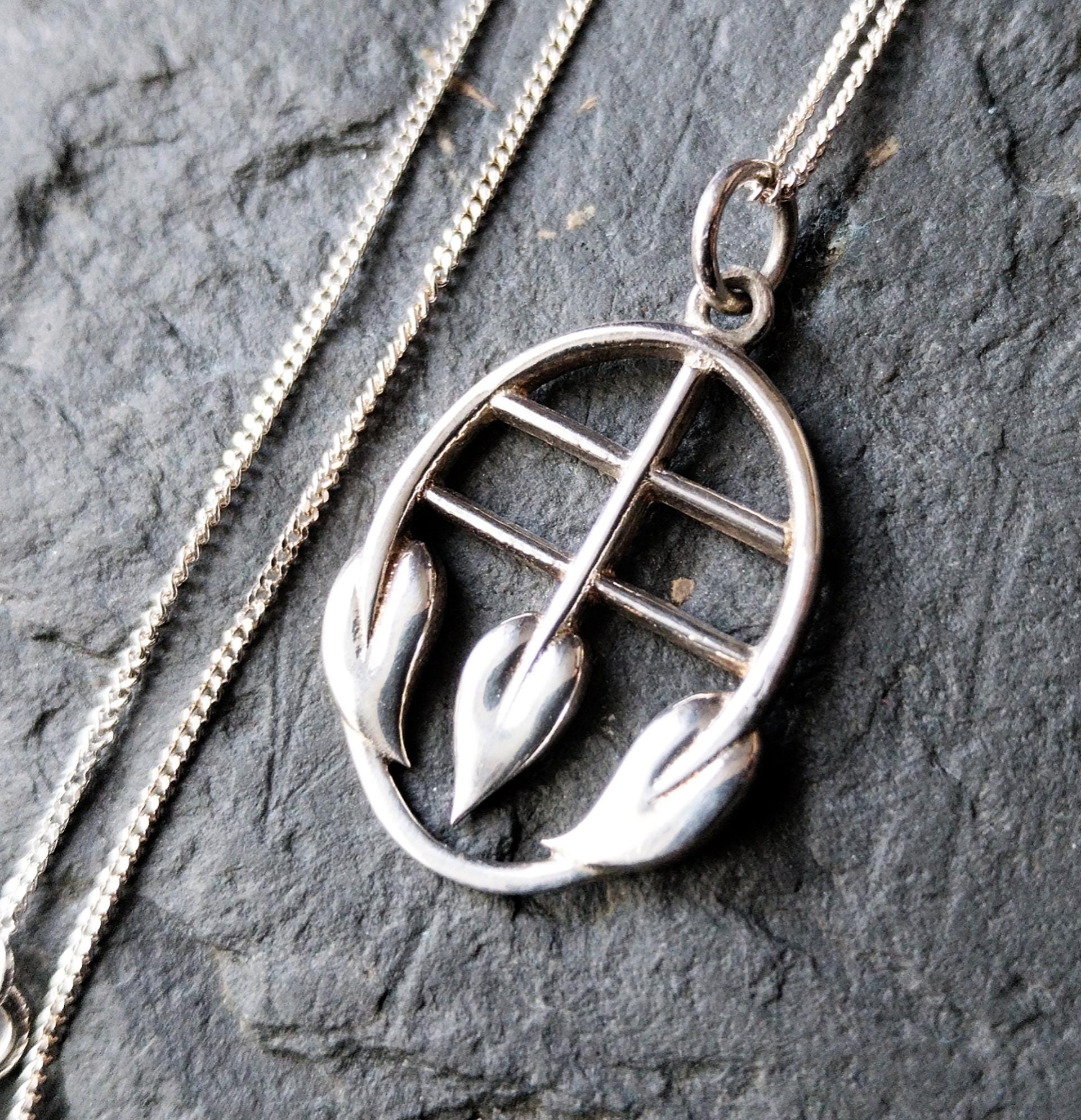 Sterling Silver CELTIC Cecily Leaf Pendant Necklace & 18" Chain - 4.3g