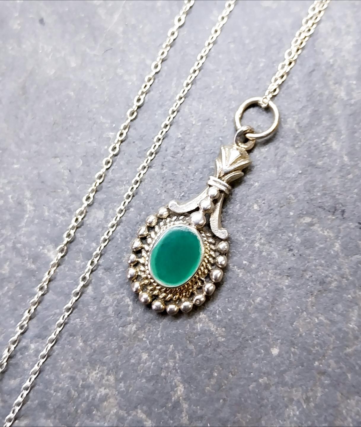 Sterling Silver Green Gemstone Necklace Pendant Drop - on 18" chain - 3.9g