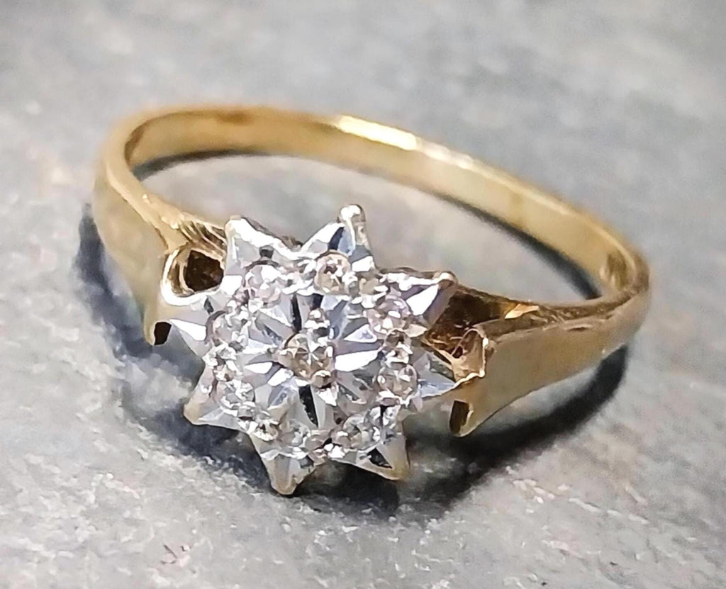 9ct GOLD DIAMOND Star Ring - Size uk M 1/2 (us 6.5) Hallmarked - 2.1g