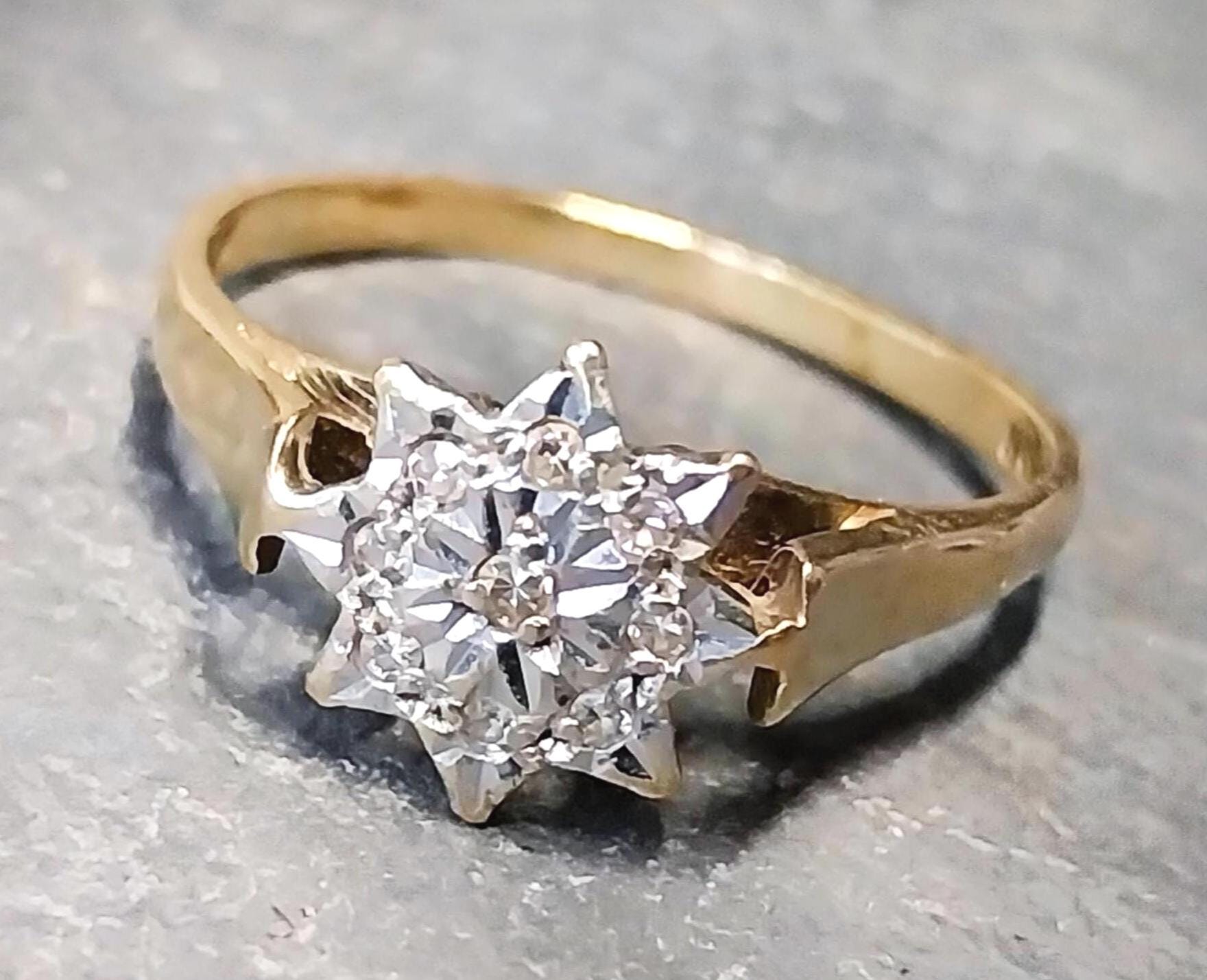 9ct GOLD DIAMOND Star Ring - Size uk M 1/2 (us 6.5) Hallmarked - 2.1g