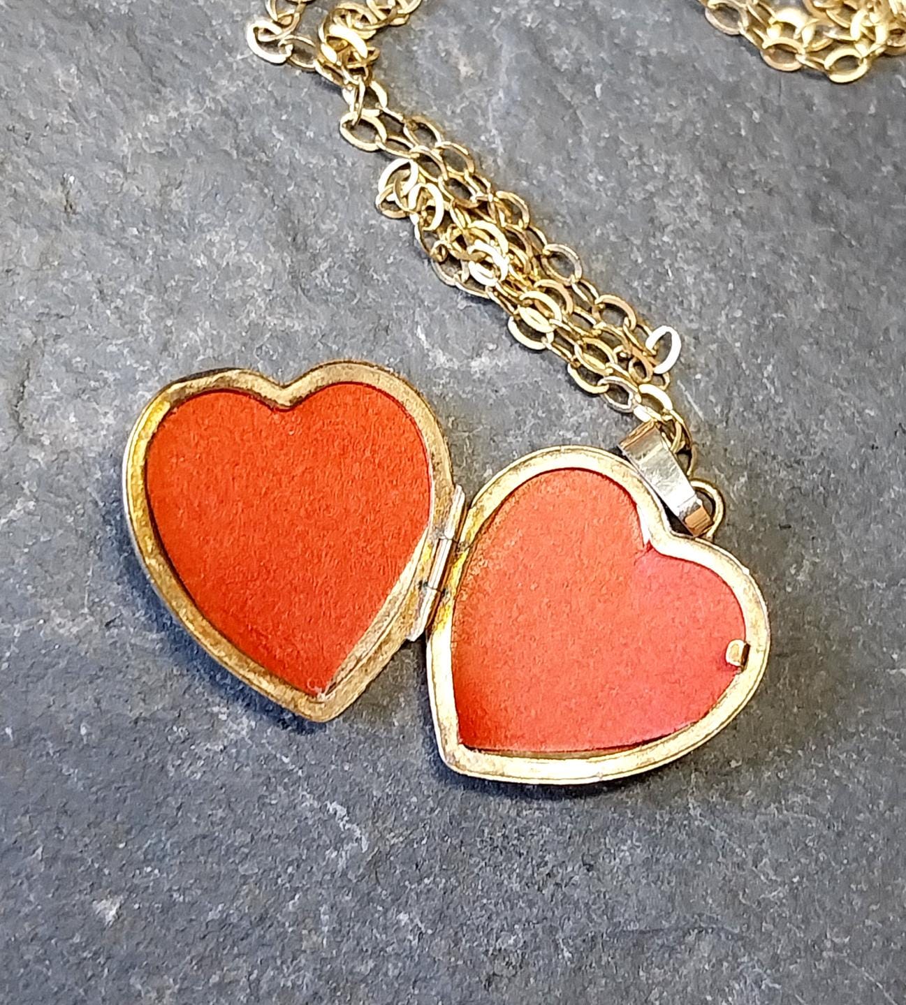 9ct Gold HEART LOCKET Necklace, with diamond on 16" Chain - 2.6g