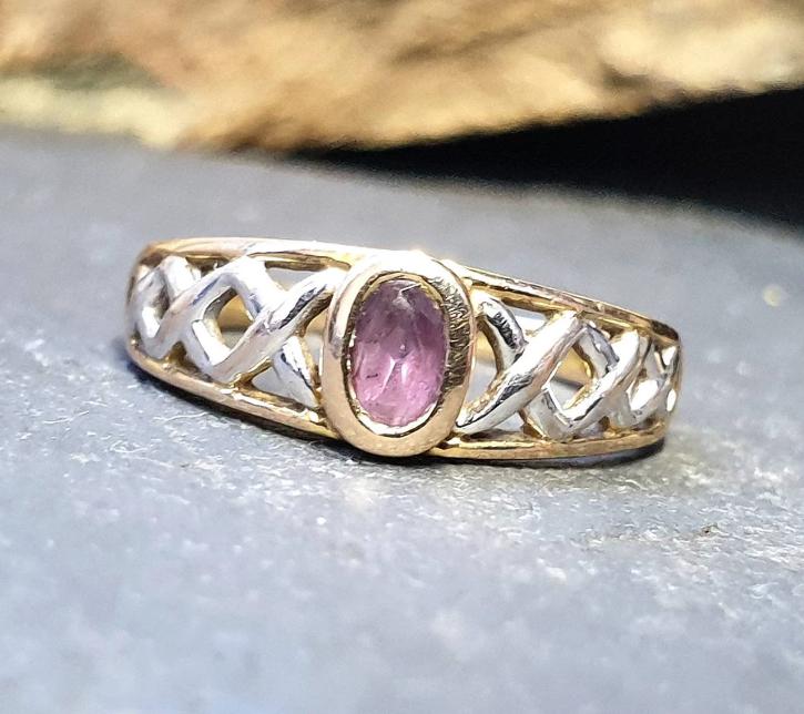 9ct GOLD CELTIC Ring with Purple Amethyst - Trinity Knot - Size uk K (us 5) - 1.8g