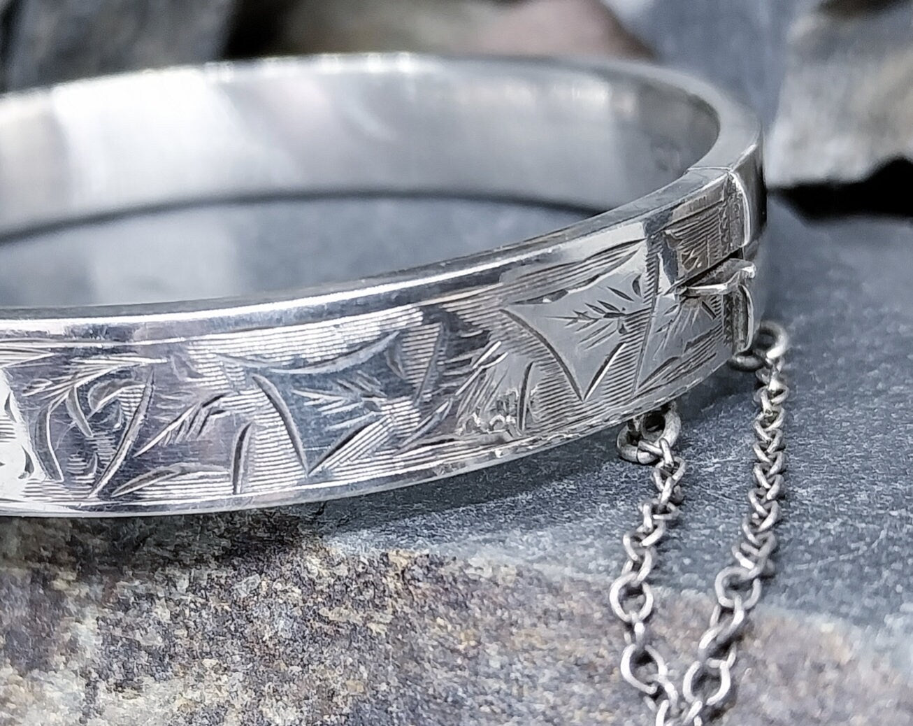 Vintage Sterling SILVER BANGLE Bracelet - Chester 1941 - 11.9g