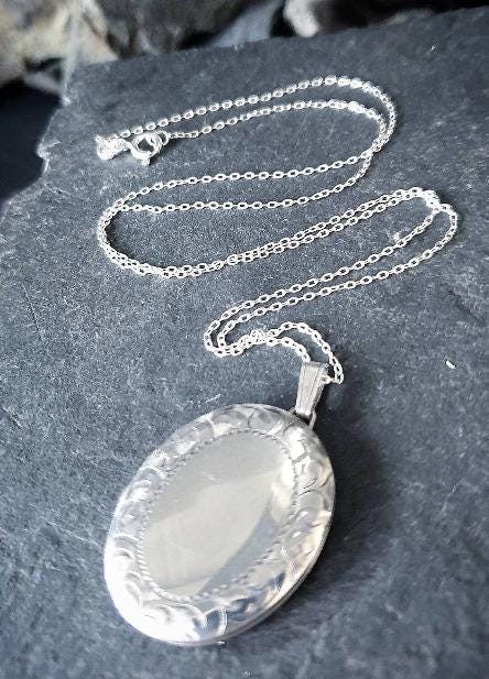 Vintage SILVER OVAL LOCKET c 1978- Scroll Border 20" Chain - 7g