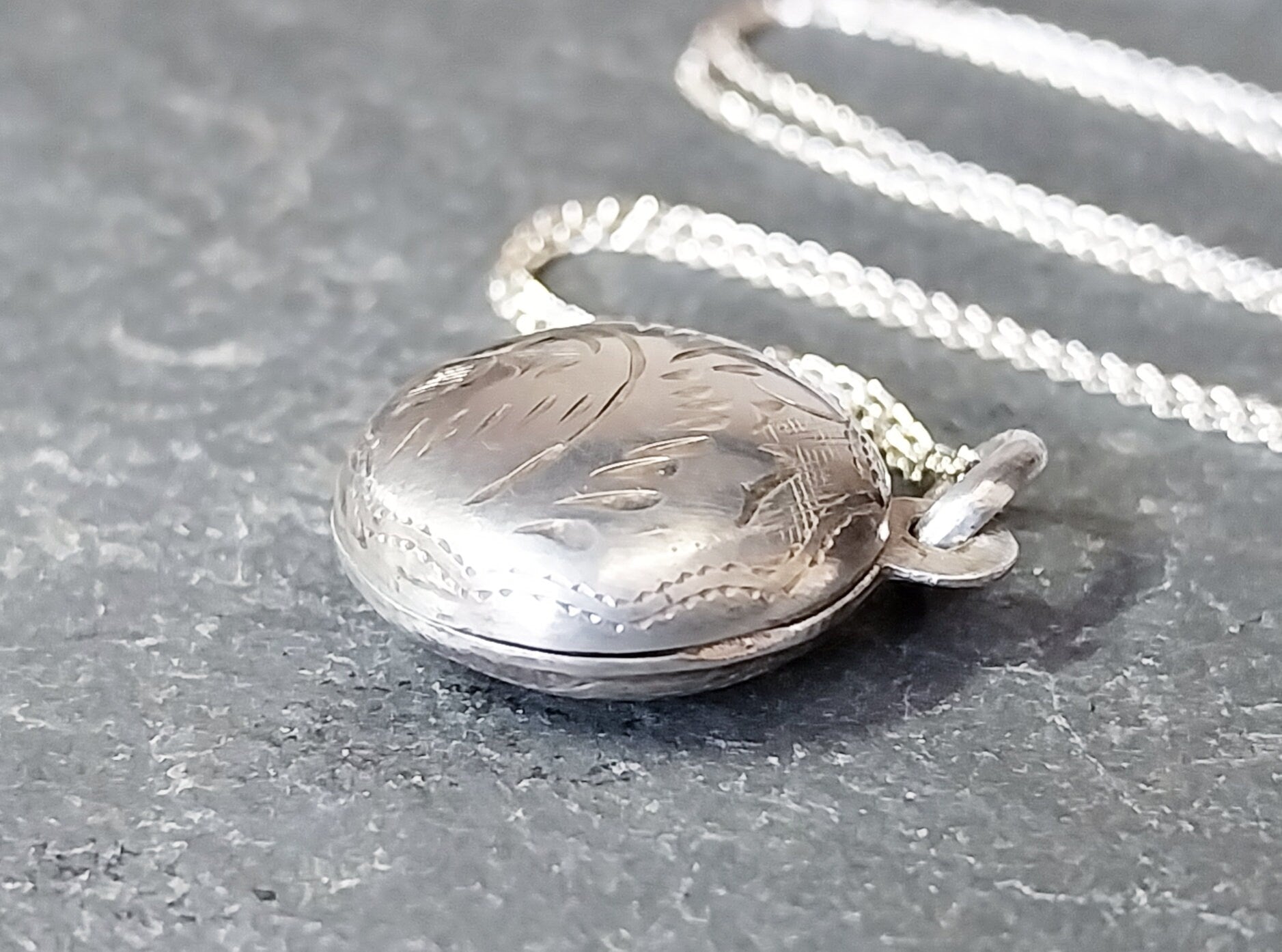 Vintage Small SILVER LOCKET - Circular on 16" Chain - 2.5g