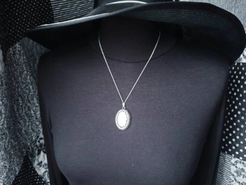 Large SILVER LOCKET necklace - Vintage Oval on 20" Chain - 12.1g