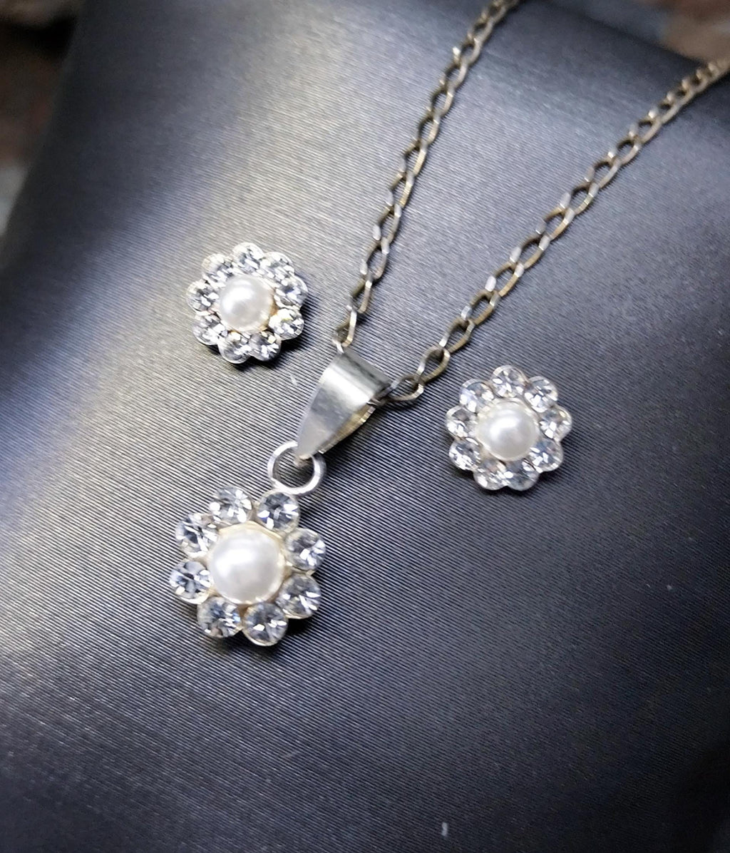 Sterling Silver Daisy Flower  Necklace and Matching Earrings Set - 2.3g