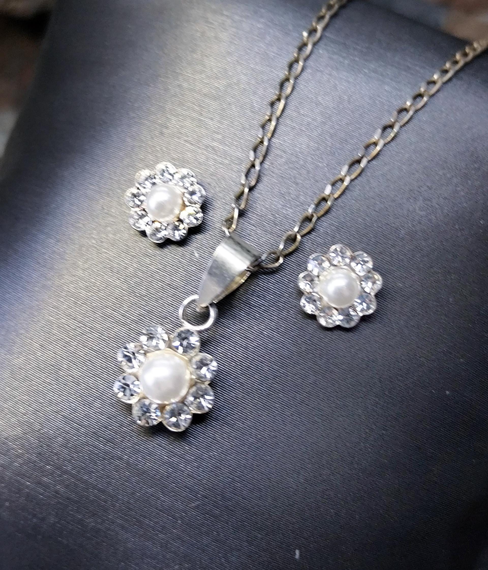 Sterling Silver Daisy Flower  Necklace and Matching Earrings Set - 2.3g