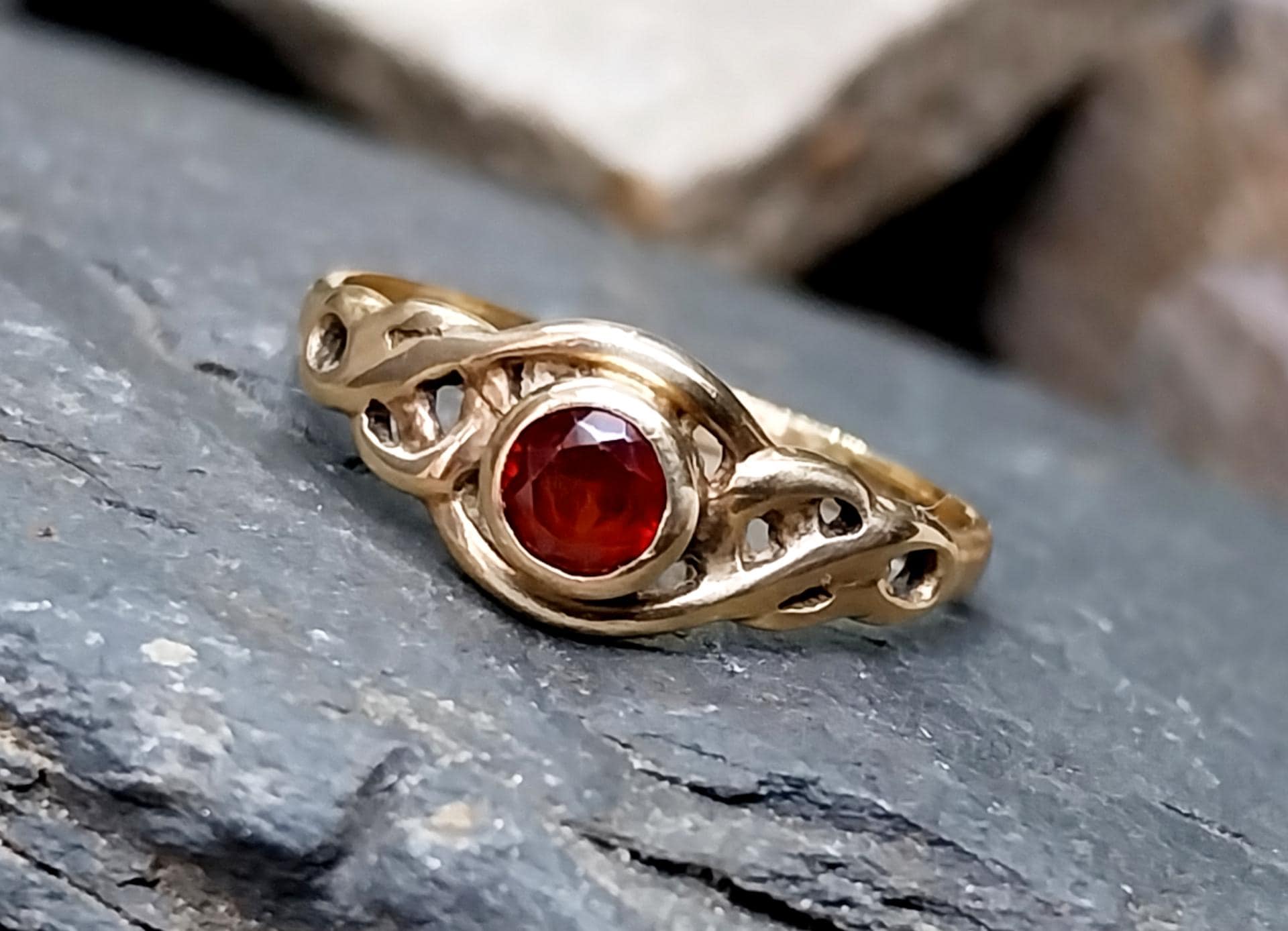 9ct GOLD Ring - Red Gemstone, Celtic Design - size O (us 7) - 1.7g