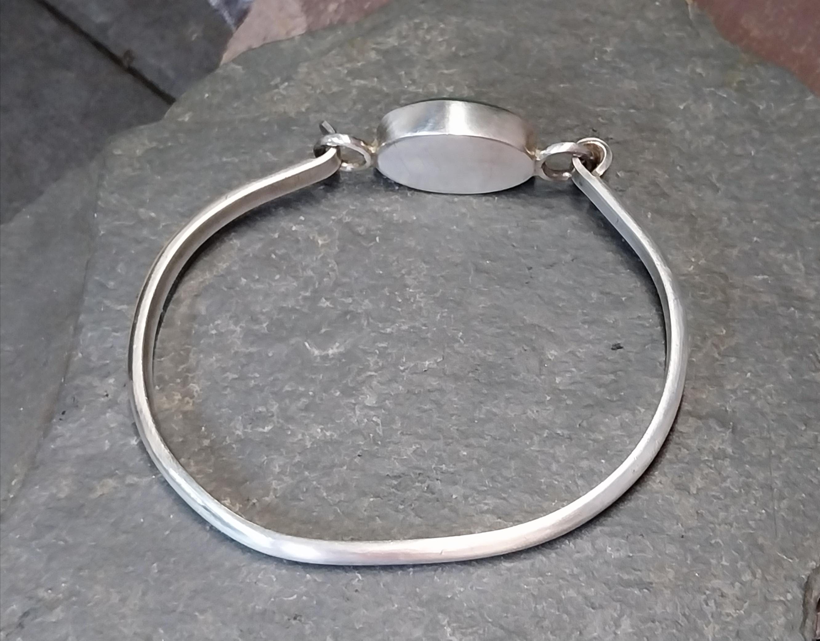 Vintage Sterling SILVER BANGLE Bracelet - with Green Agate Gemstone - 21.8g