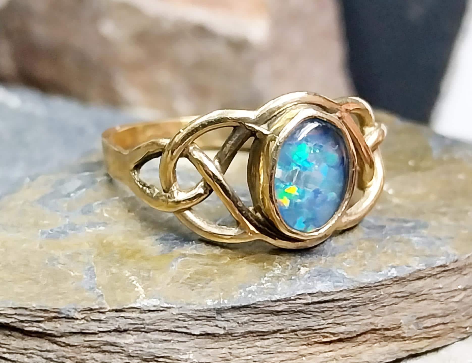 9ct Gold CELTIC Black Opal Ring - Size uk R (us 8.5) - 2.7g