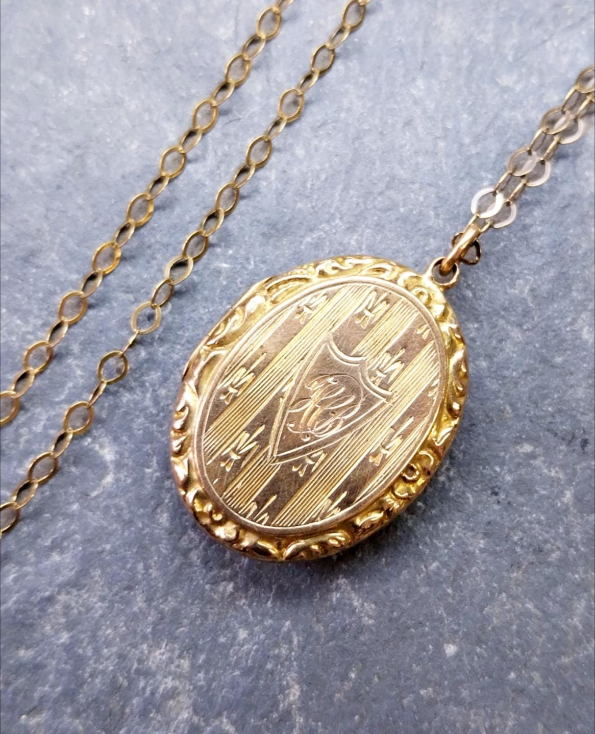 Antique 9ct GOLD LOCKET - Chester 1914 on 20" Chain - 6g