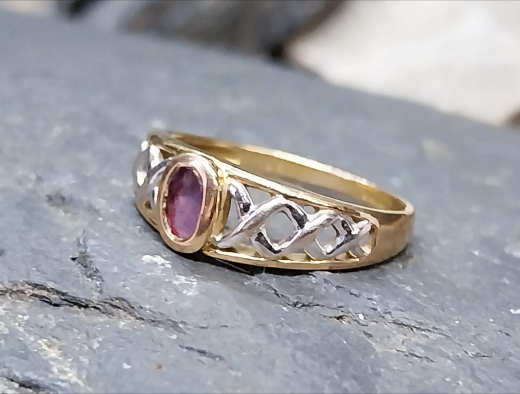 9ct GOLD CELTIC Ring with Purple Amethyst - Trinity Knot - Size uk K (us 5) - 1.8g