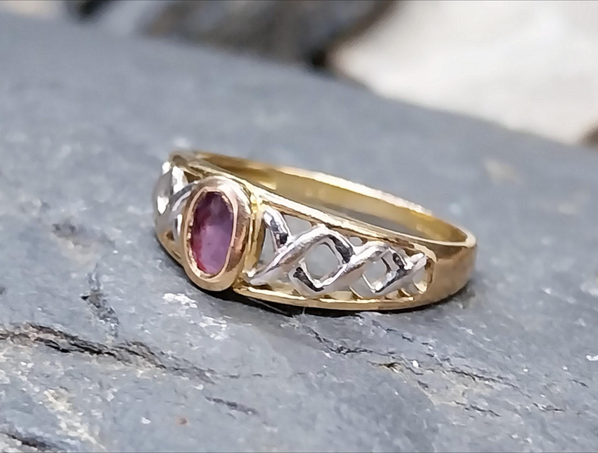 9ct GOLD CELTIC Ring with Purple Amethyst - Trinity Knot - Size uk K (us 5) - 1.8g