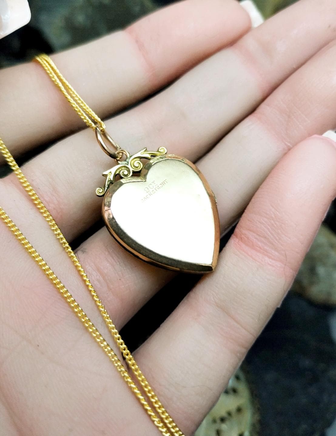 Antique 9ct Gold Heart Locket with clear diamond stone on 20" Chain  - 5g