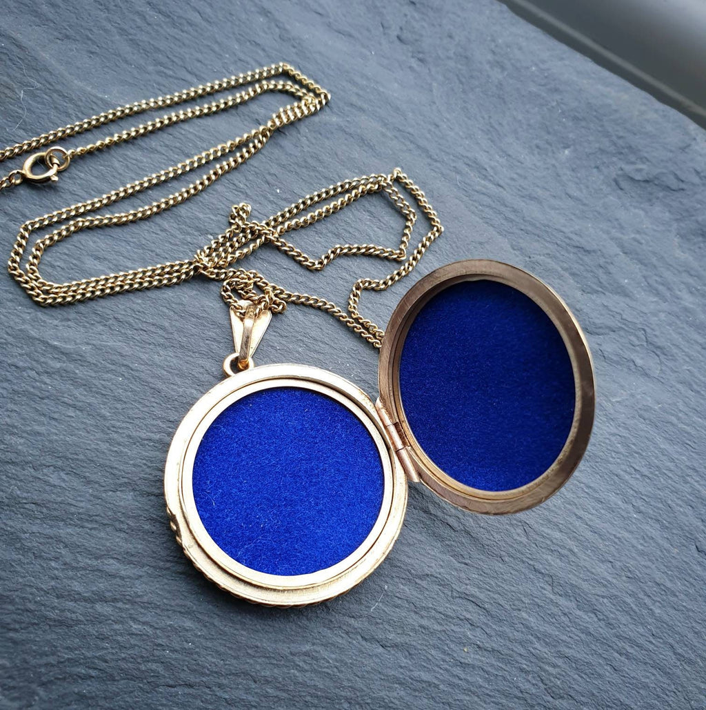 Large 9ct GOLD LOCKET - Circle with Tulip Flowers on 20" Chain - 12.9g