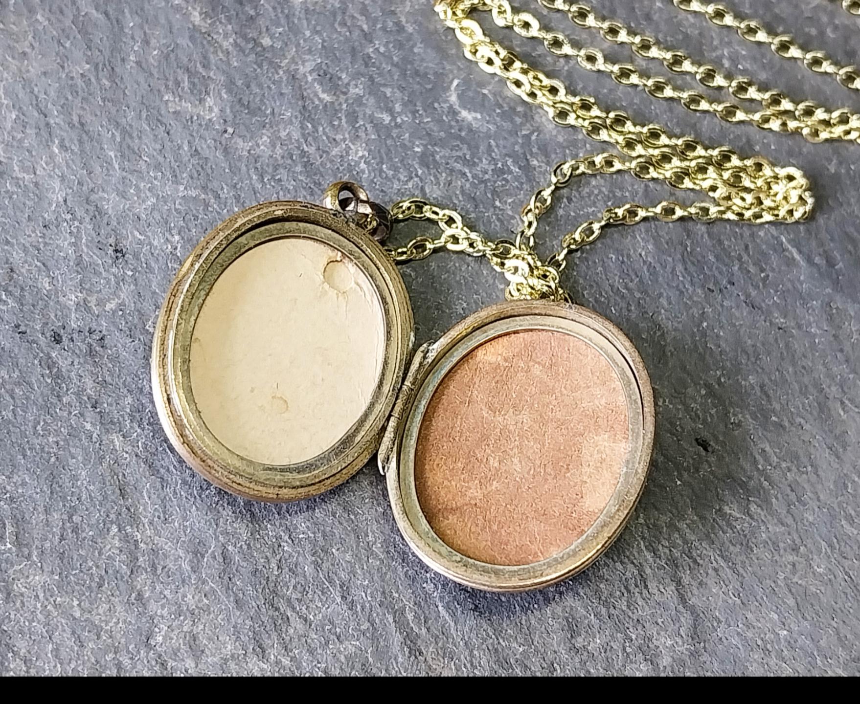 ANTIQUE Oval LOCKET - Pinchbeck Gilt on 18" Chain - 7.6g
