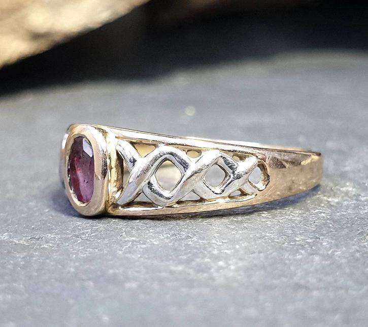 9ct GOLD CELTIC Ring with Purple Amethyst - Trinity Knot - Size uk K (us 5) - 1.8g