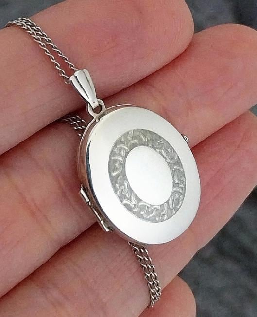 Vintage STERLING SILVER Oval Locket Necklace on 16" Chain - 3.4g