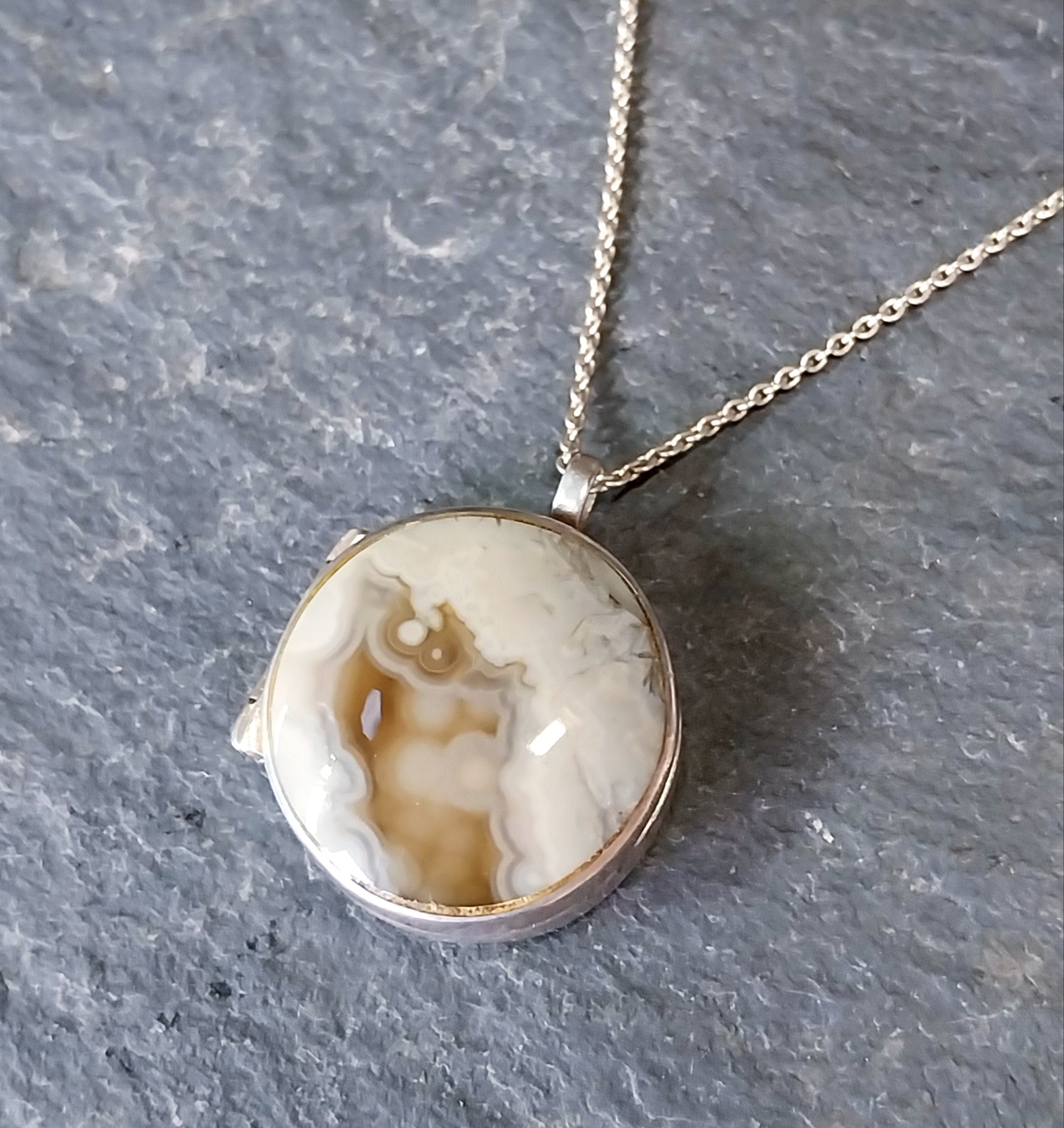 Vintage Sterling Silver Agate Circle Locket - 18" chain - 10.3g