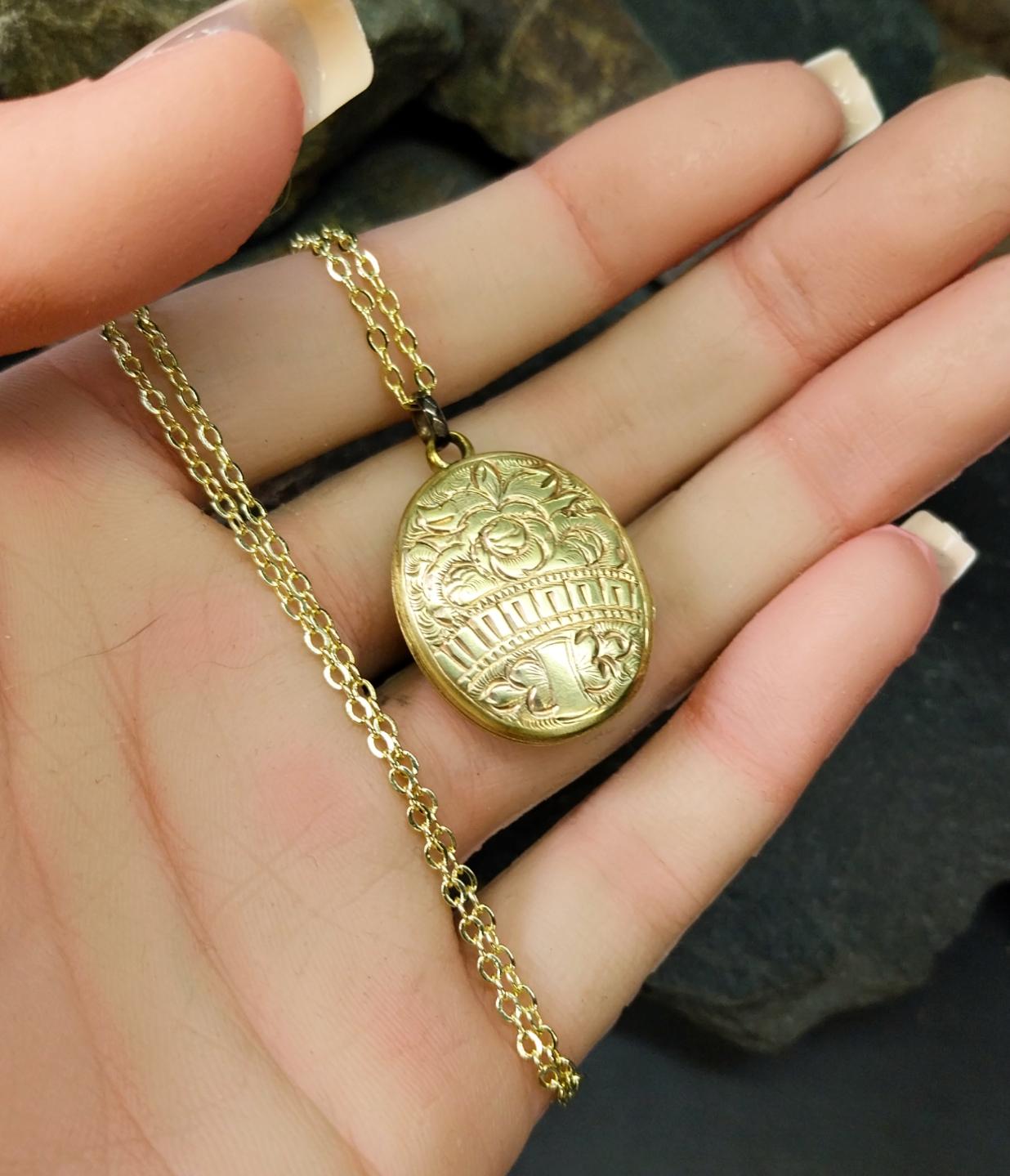 ANTIQUE Oval LOCKET - Pinchbeck Gilt on 18" Chain - 7.6g